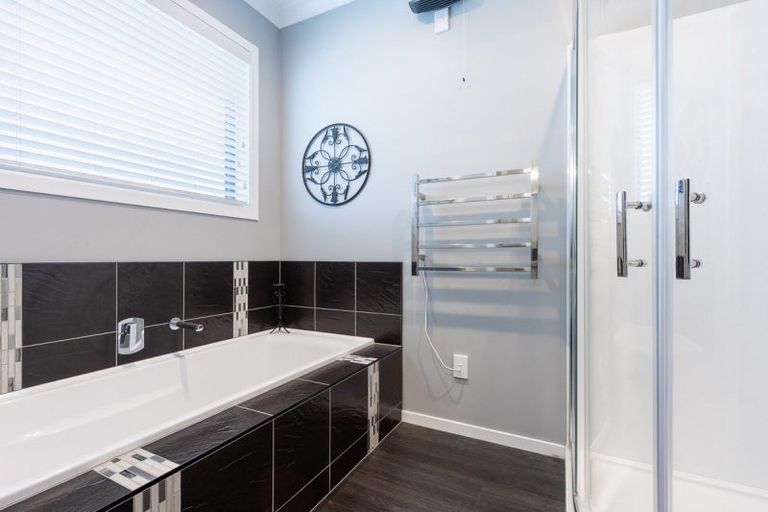 Photo of property in 14 Bridford Way, Paraparaumu, 5032