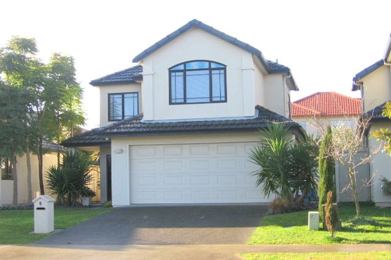 Photo of property in 6 Thornbury Crescent, East Tamaki Heights, Auckland, 2016