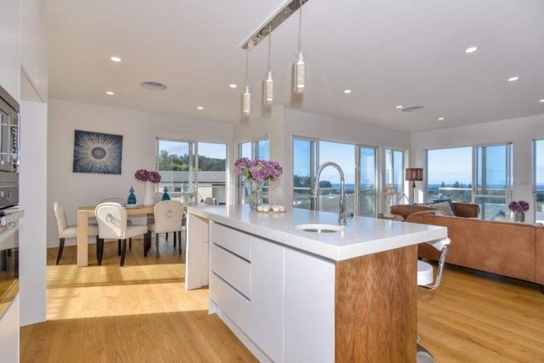 Photo of property in 32 Ngahere Views, Orewa, 0931