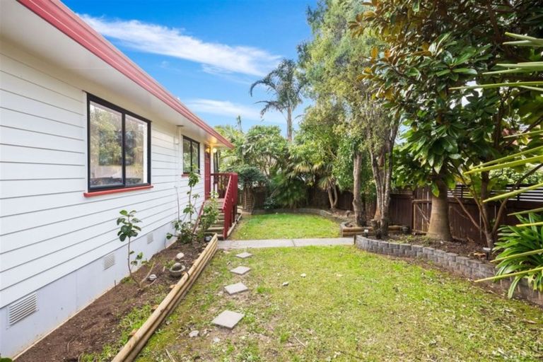 Photo of property in 12 Wren Place, Unsworth Heights, Auckland, 0632