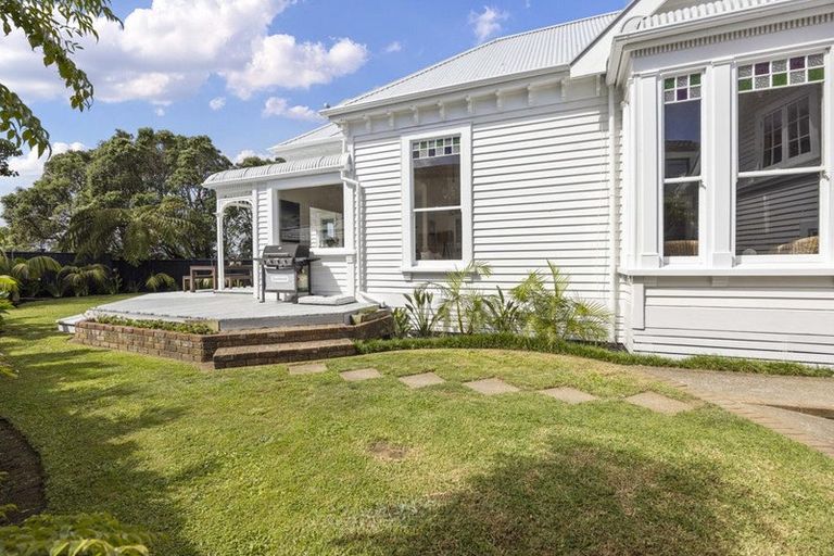 Photo of property in 329 Mangorei Road, Merrilands, New Plymouth, 4312