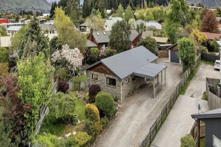 Photo of property in 16 Kuri Place, Wanaka, 9305