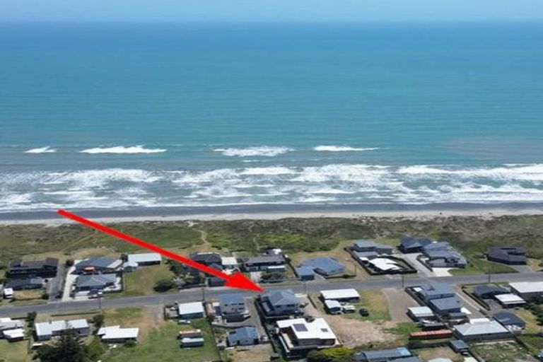 Photo of property in 17 Marine Parade South, Foxton Beach, Foxton, 4815