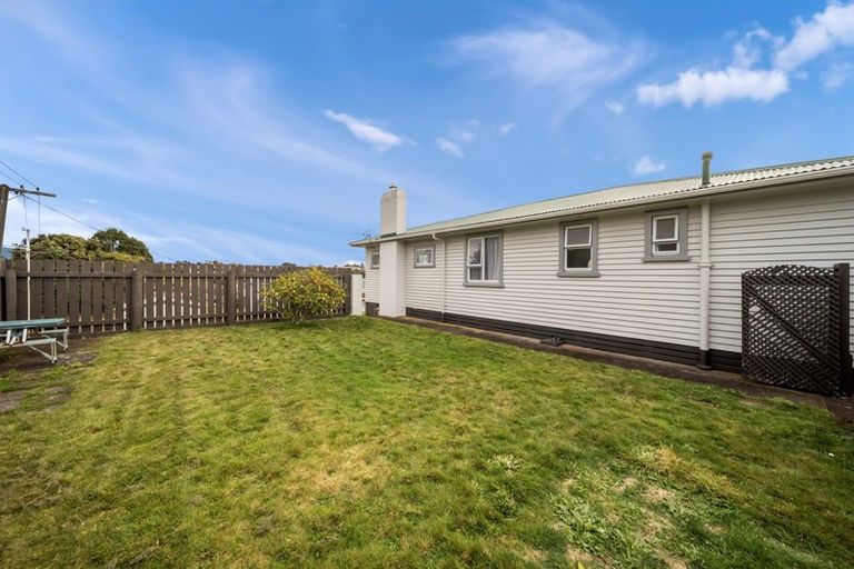 Photo of property in 1 Endeavour Street, Marfell, New Plymouth, 4310