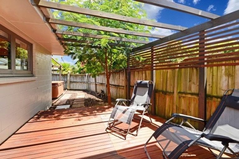 Photo of property in 1/556 East Coast Road, Windsor Park, Auckland, 0630