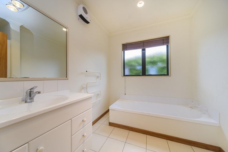 Photo of property in 4 Jensen Street, Hokowhitu, Palmerston North, 4410
