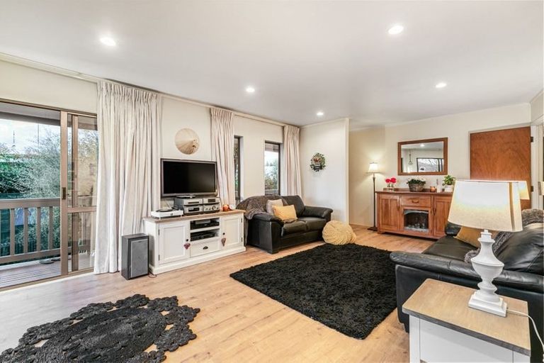 Photo of property in 12 Valerie Crescent, Okura, Albany, 0792