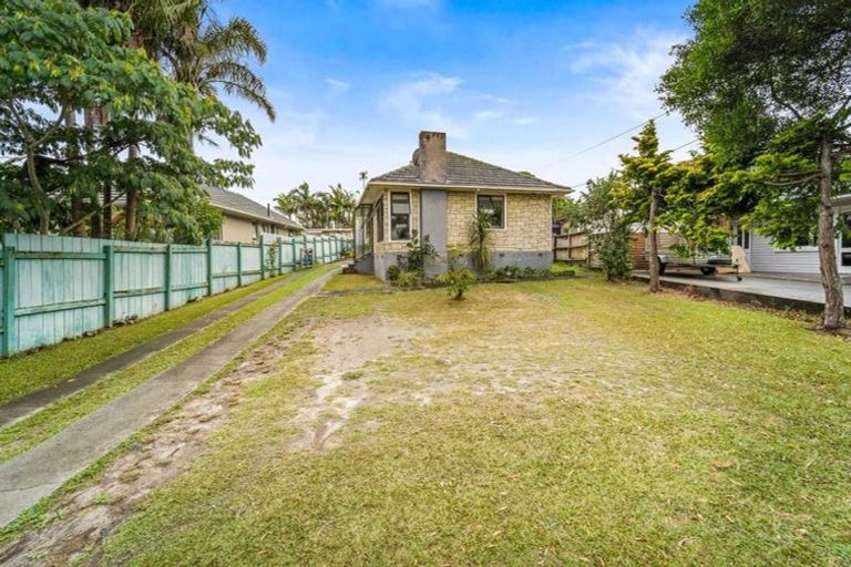 Photo of property in 33 Strid Road, Te Atatu South, Auckland, 0610