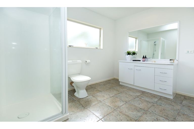 Photo of property in 3/39 Wade River Road, Stanmore Bay, Whangaparaoa, 0932