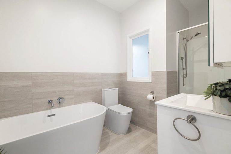 Photo of property in 2/180 Lake Road, Northcote, Auckland, 0627