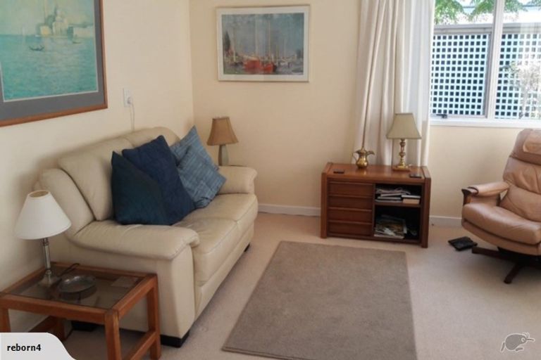 Photo of property in 2/20 Russell Street, Stanley Point, Auckland, 0624