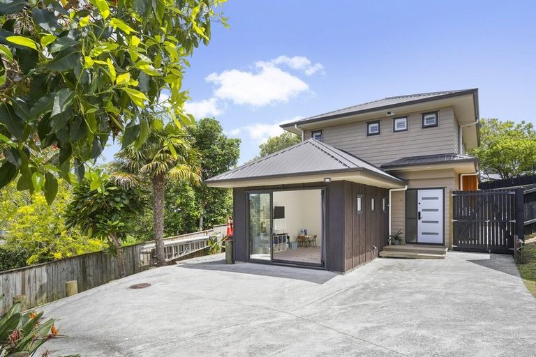 Photo of property in 18a Cottam Grove, Northcross, Auckland, 0632