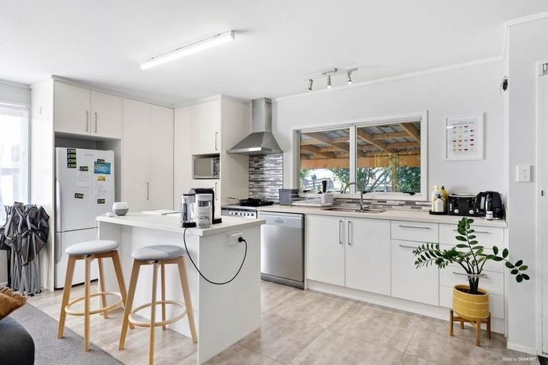 Photo of property in 21 West Harbour Drive, West Harbour, Auckland, 0618