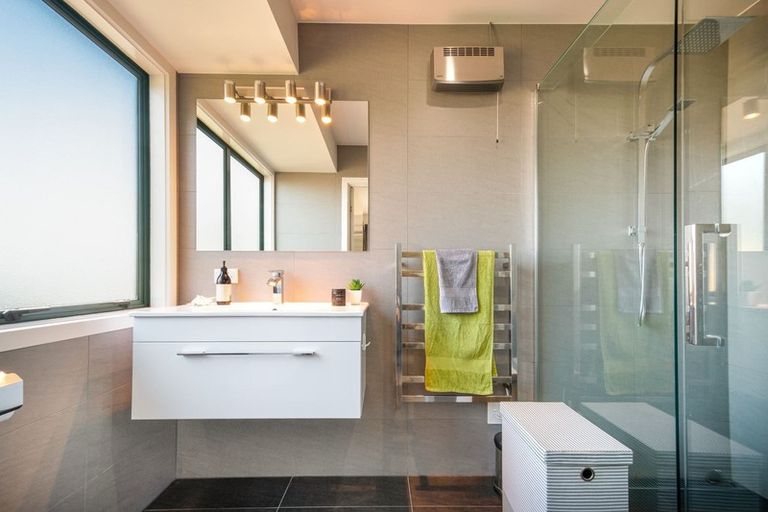 Photo of property in 8a Worthington Place, West Harbour, Auckland, 0618