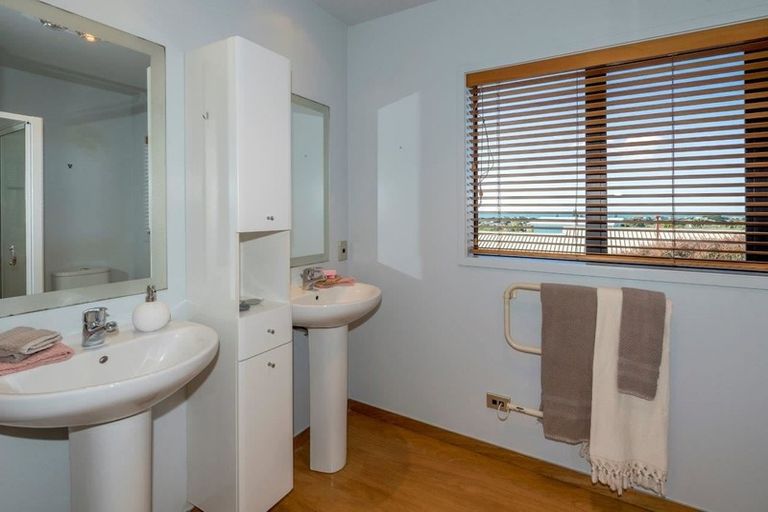 Photo of property in 17 Pine Ridge Terrace, Waikanae Beach, Waikanae, 5036