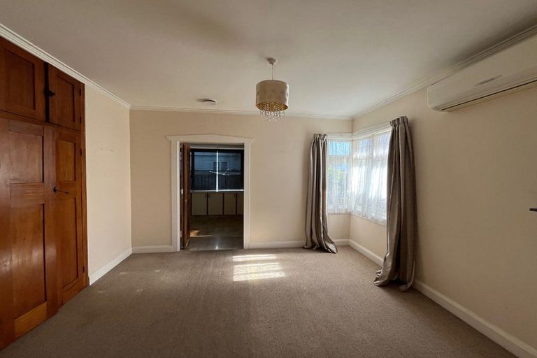 Photo of property in 21 Puru Crescent, Lyall Bay, Wellington, 6022