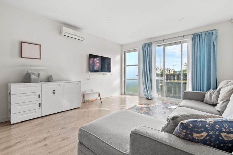 Photo of property in 6 Swamp Kauri Grove, Papakura, 2110