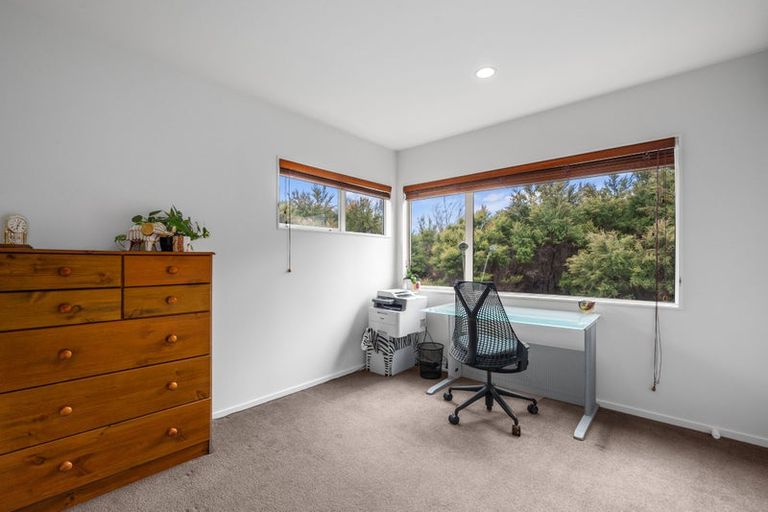Photo of property in 38 Ravenstone Place, Chatswood, Auckland, 0626
