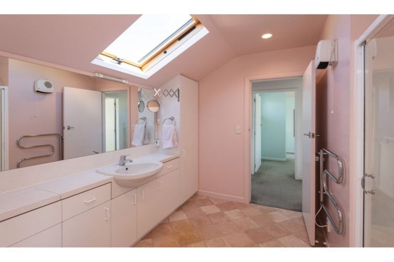 Photo of property in 37 Holly Road, St Albans, Christchurch, 8014