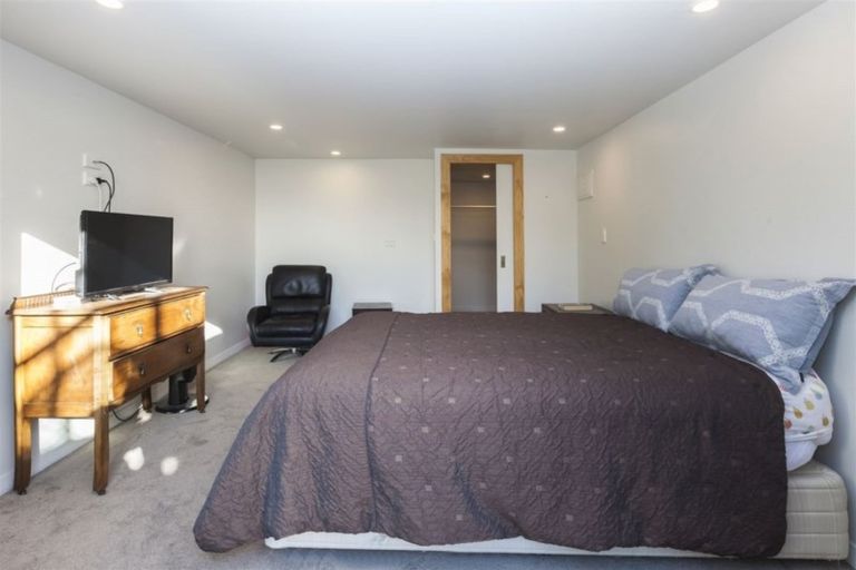 Photo of property in 32 The Brae, Mount Pleasant, Christchurch, 8081