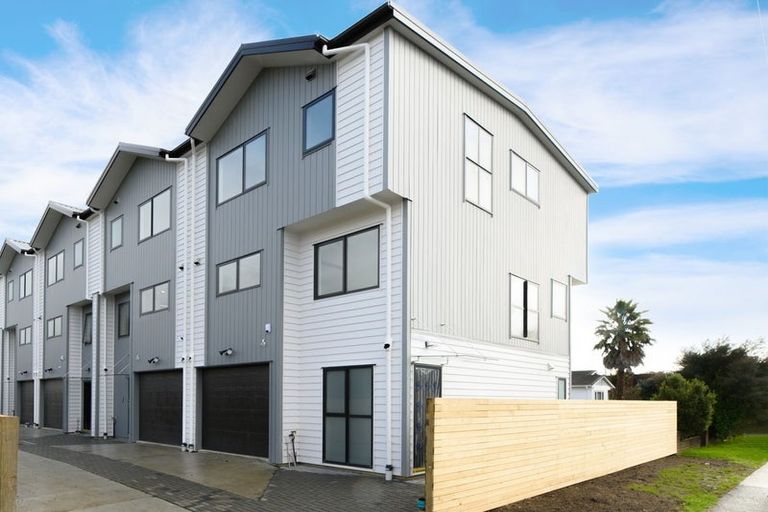 Photo of property in 3/7 Ranui Station Road, Ranui, Auckland, 0612