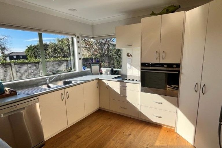 Photo of property in 9 Bradbury Road, Botany Downs, Auckland, 2010