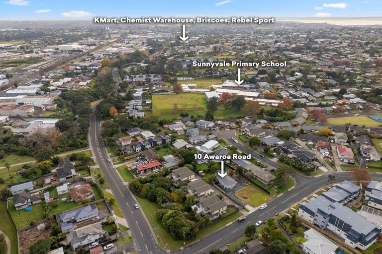 Photo of property in 10 Awaroa Road, Sunnyvale, Auckland, 0612