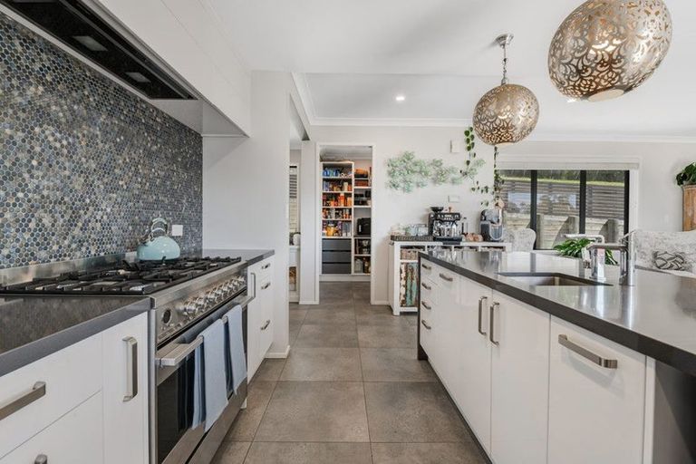 Photo of property in 8 Roberts Road, Matakatia, Whangaparaoa, 0930