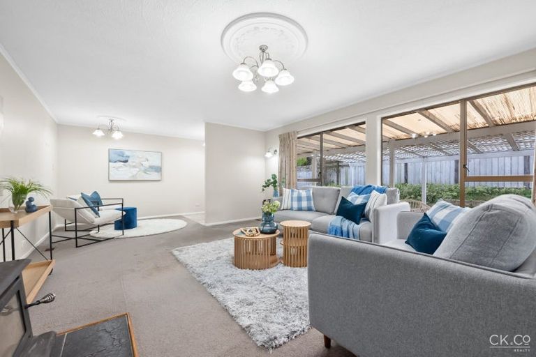 Photo of property in 17 King Charles Drive, Kingsley Heights, Upper Hutt, 5018