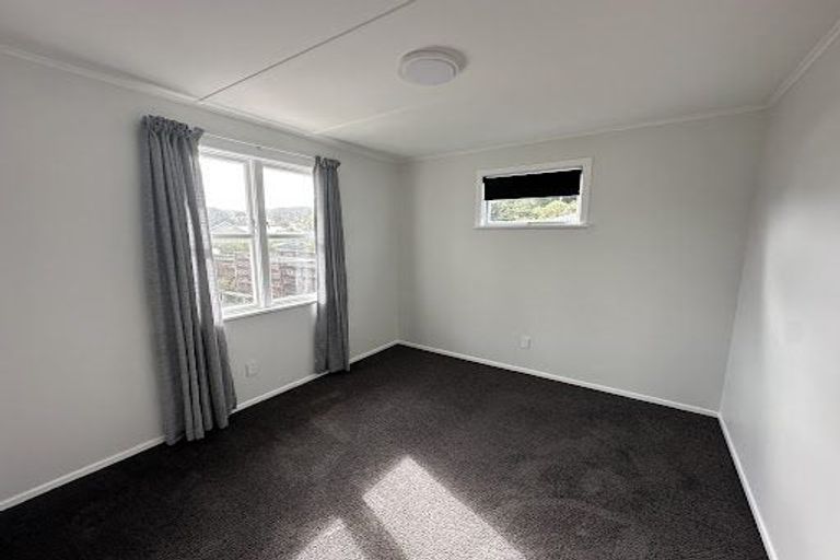 Photo of property in 32 Lynda Avenue, Paparangi, Wellington, 6037