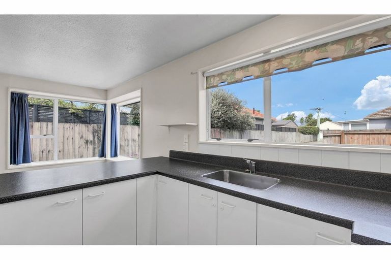 Photo of property in 2/86 Aorangi Road, Bryndwr, Christchurch, 8053