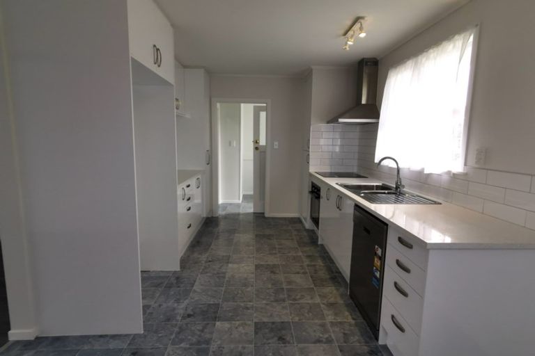 Photo of property in 2 Maybelle Place, Kelston, Auckland, 0602