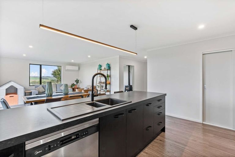 Photo of property in 2712 South Head Road, South Head, Helensville, 0874