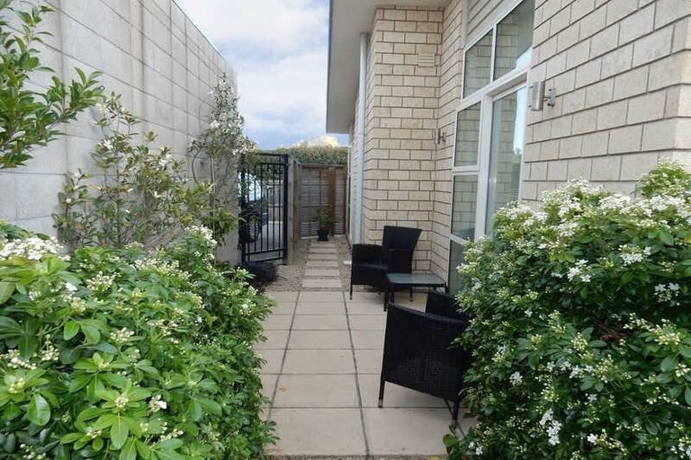 Photo of property in 2/43 Main Road, Redcliffs, Christchurch, 8081