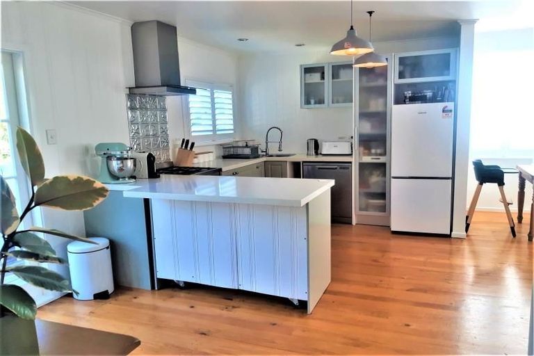 Photo of property in 40 Tiri Tiri Road, Birkdale, Auckland, 0626