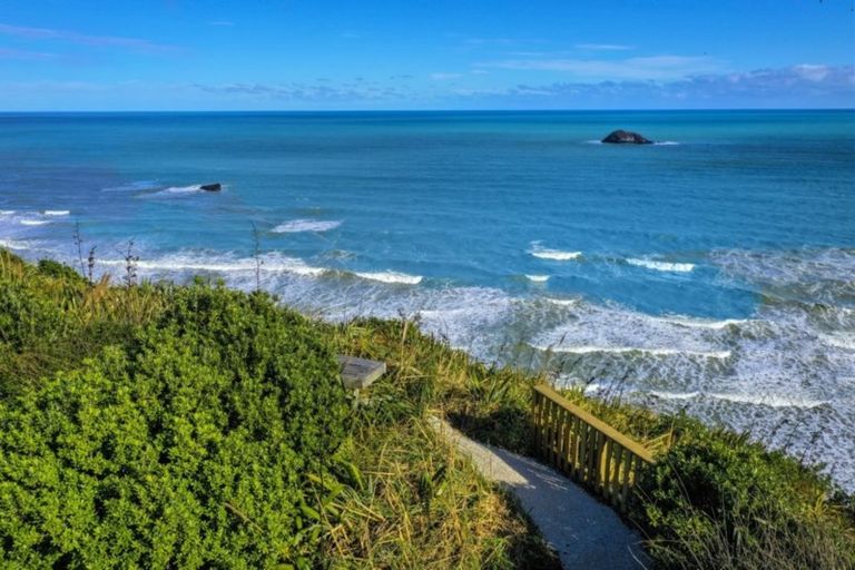 Photo of property in 39 Waitea Road, Muriwai, 0881