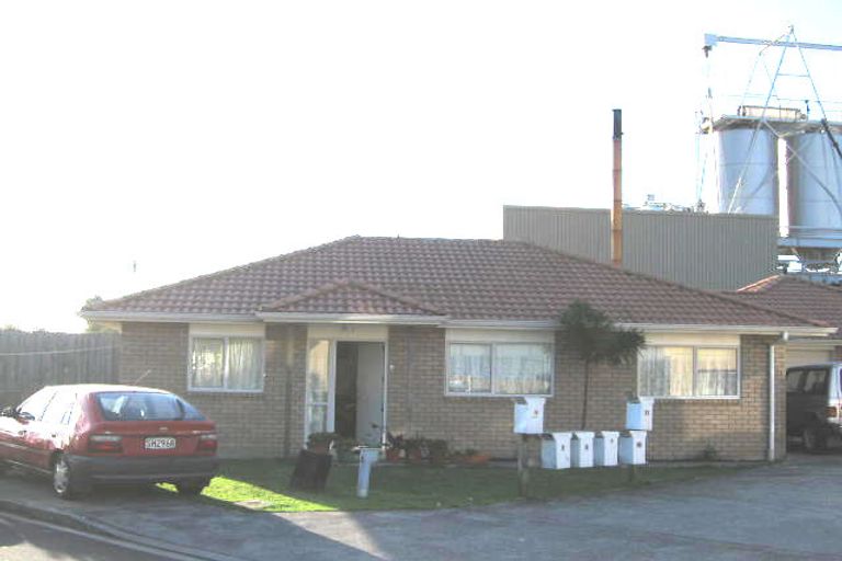 Photo of property in 8/1 Juliana Way, Glendene, Auckland, 0602