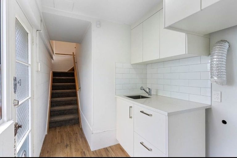 Photo of property in 41 Woodstock Road, Forrest Hill, Auckland, 0620