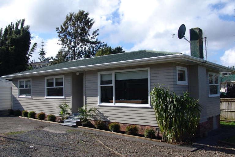 Photo of property in 8 Cajero Place, Green Bay, Auckland, 0604