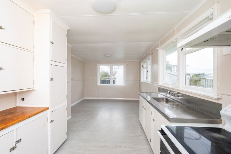 Photo of property in 5 Crewe Crescent, Hokowhitu, Palmerston North, 4410