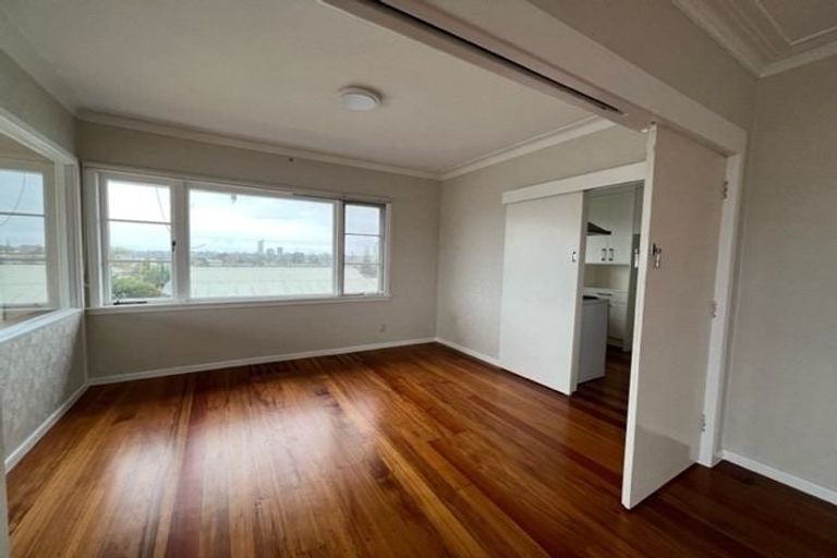 Photo of property in 12 Quebec Road, Milford, Auckland, 0620