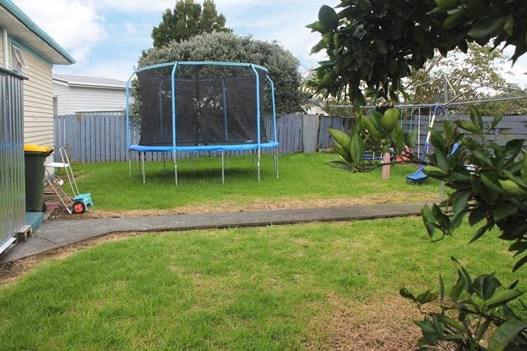 Photo of property in 8 Romney Place, Manurewa, Auckland, 2102