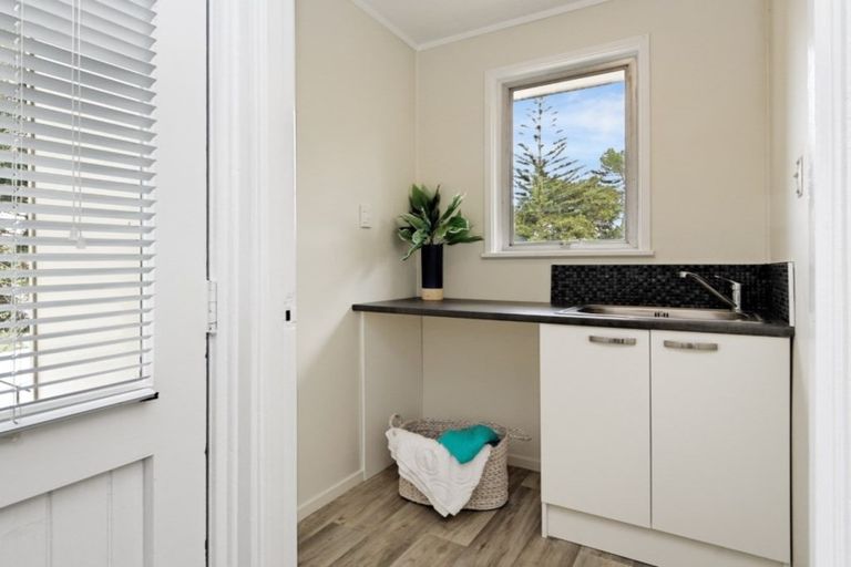 Photo of property in 80 Lantana Road, Green Bay, Auckland, 0604