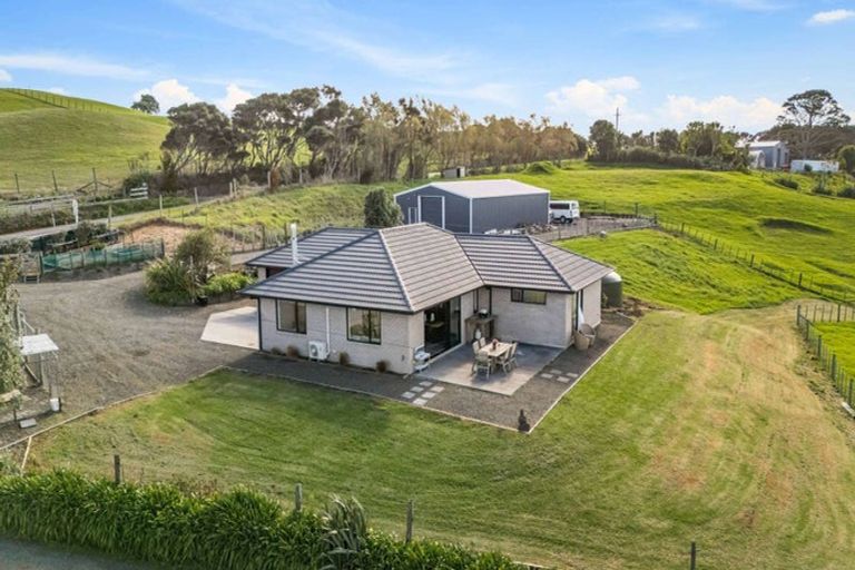 Photo of property in 2712 South Head Road, South Head, Helensville, 0874