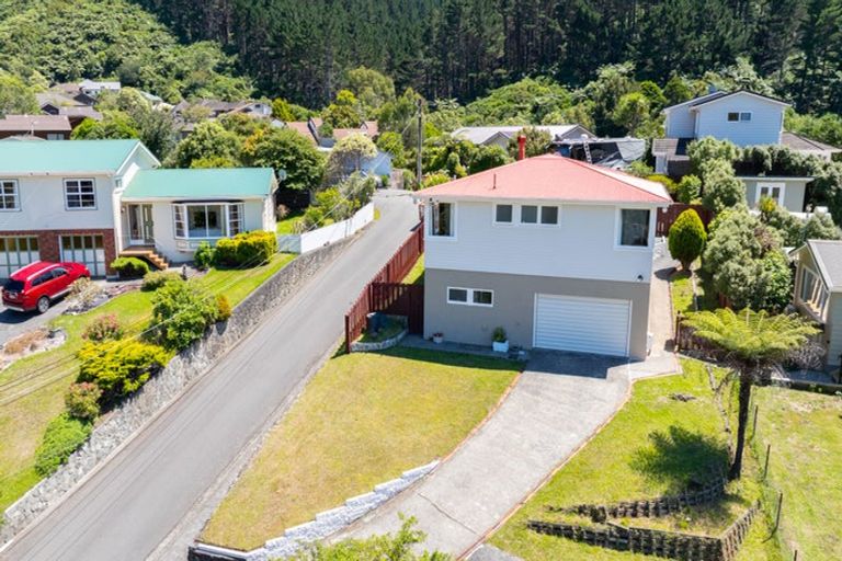Photo of property in 82 Larsen Crescent, Tawa, Wellington, 5028