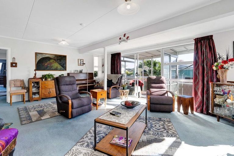 Photo of property in 22 Waiwera Place, Merrilands, New Plymouth, 4312