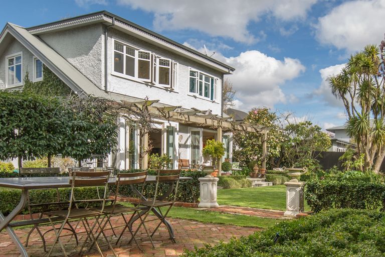 Photo of property in 166 Fendalton Road, Fendalton, Christchurch, 8052