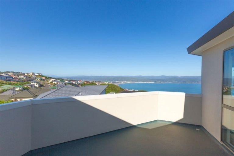 Photo of property in 42 Dress Circle, Newlands, Wellington, 6037