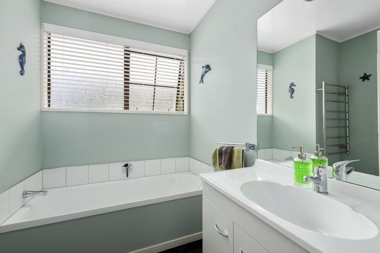 Photo of property in 77 Gemstone Drive, Birchville, Upper Hutt, 5018