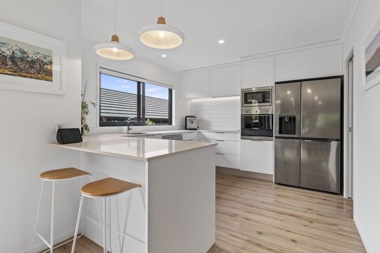 Photo of property in 8 Oakmont Crescent, Waiwhakaiho, New Plymouth, 4312